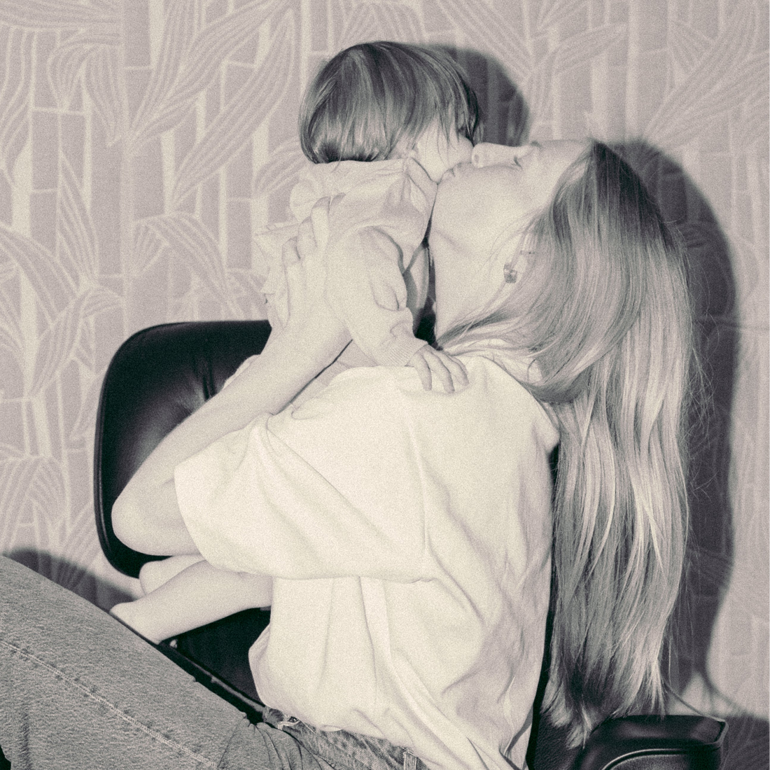 mama met baby die een kus geeft