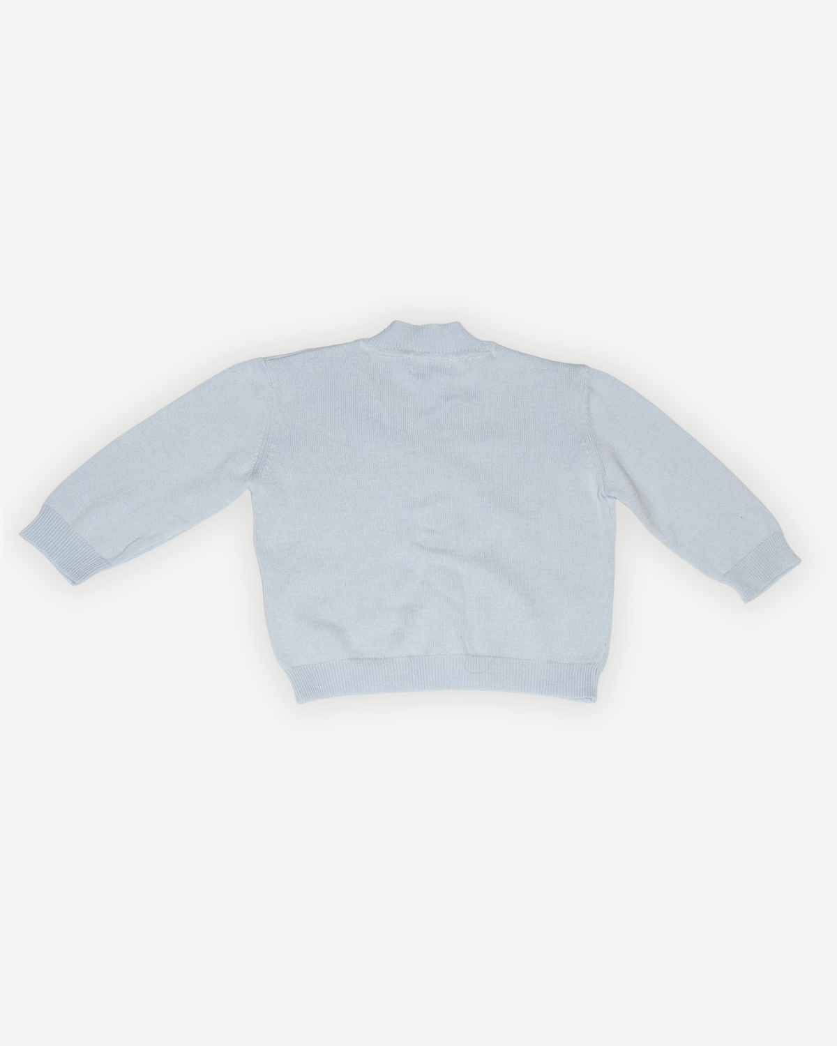 de achterkant van het merino wollen vestje van besito baby in baby blauw