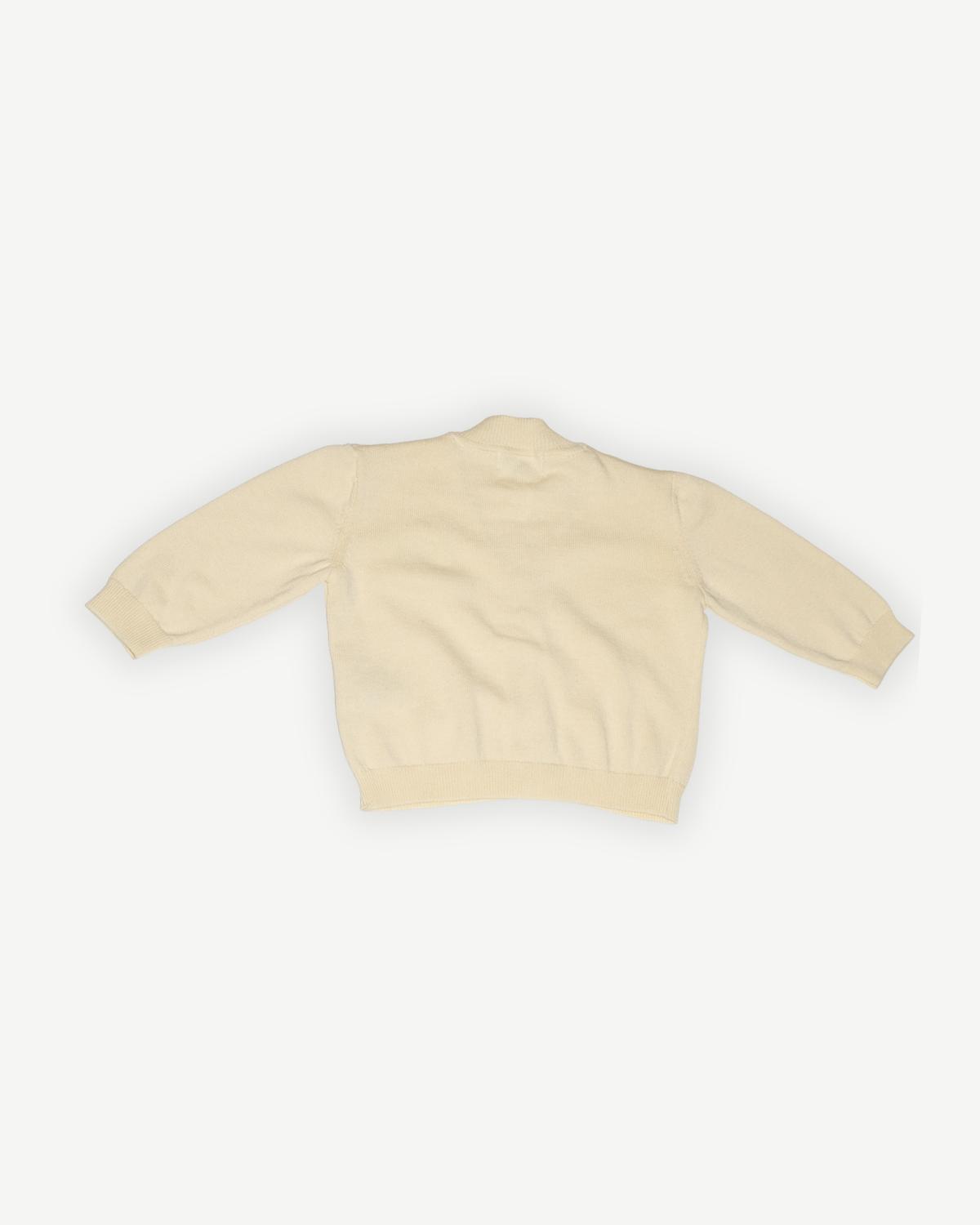 de achterkant van de butter yellow merino wollen vestje van besito baby