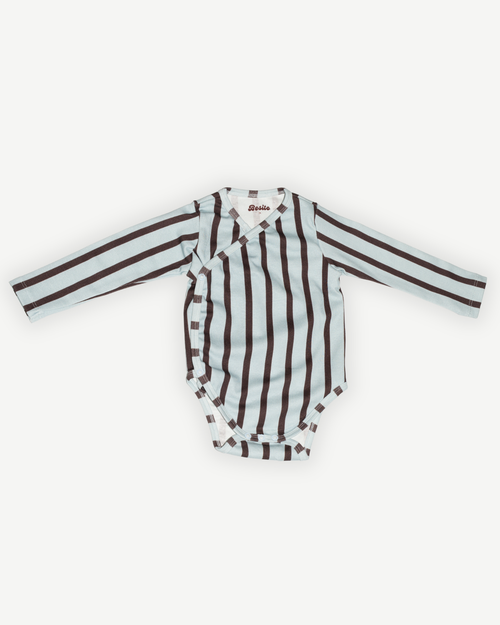 de voorkant van de baby blauwe romper van besito baby 