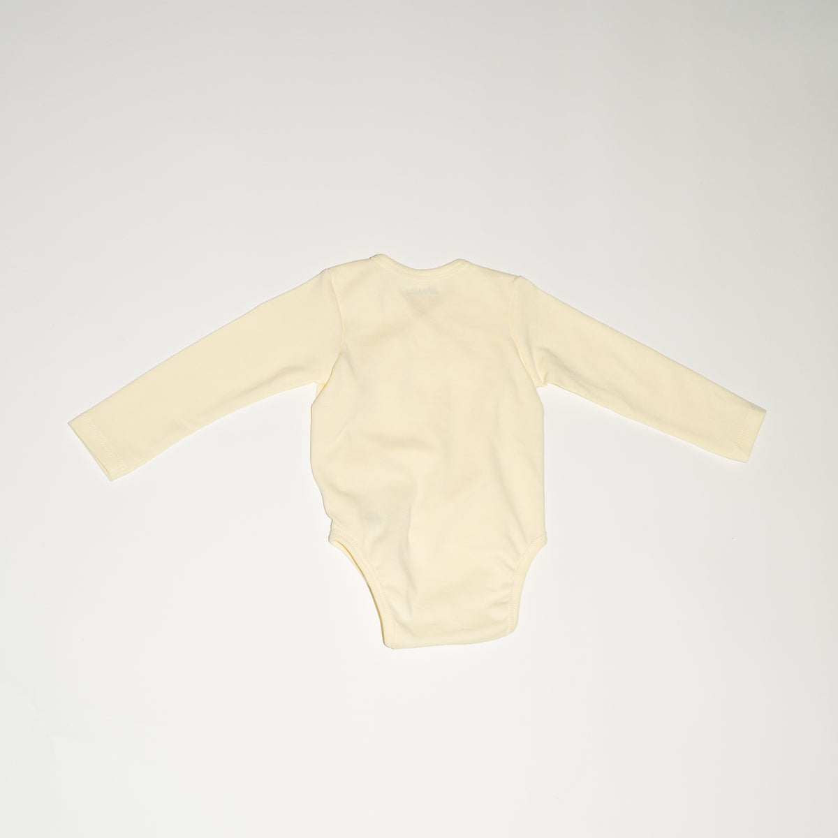 de achterkant van de wrap bodysuit in butter yellow van besito baby
