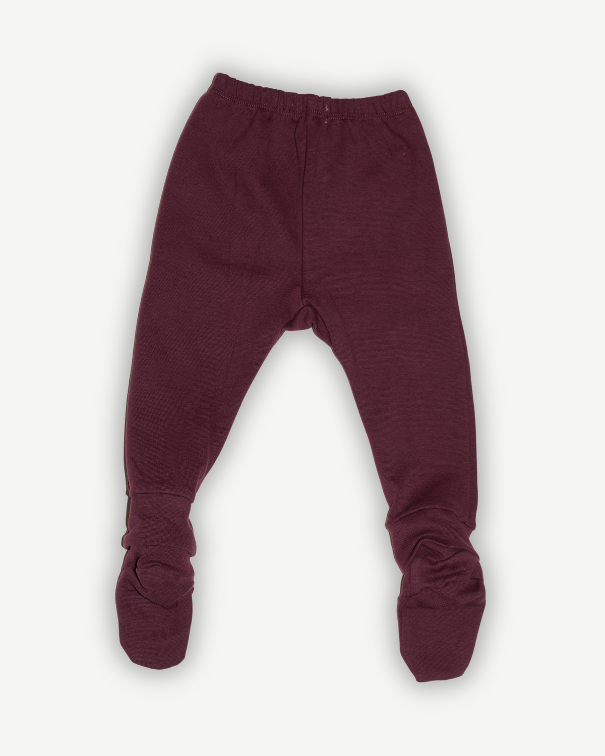 de achterkant van de baby legging met afneembare sokjes van besito baby in de kleur chocolate bordeaux