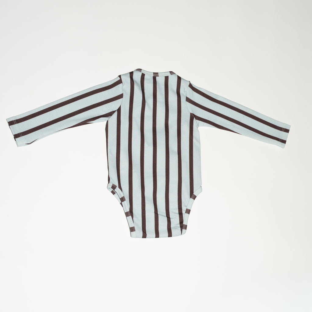 de achterkant van de baby blue strip wrap bodysuit van besito baby