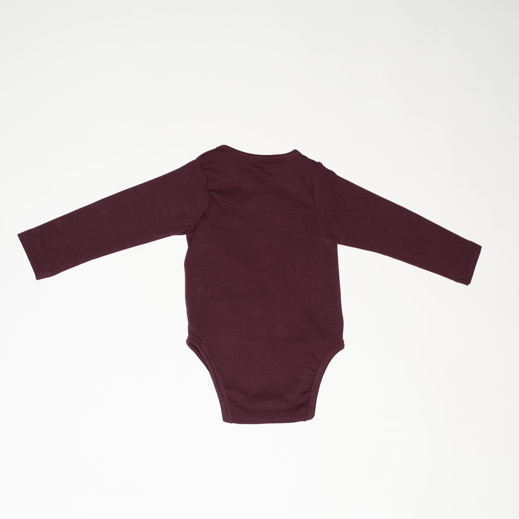de achterkant van de wrap bodysuit van besito baby in chocolate bordeau