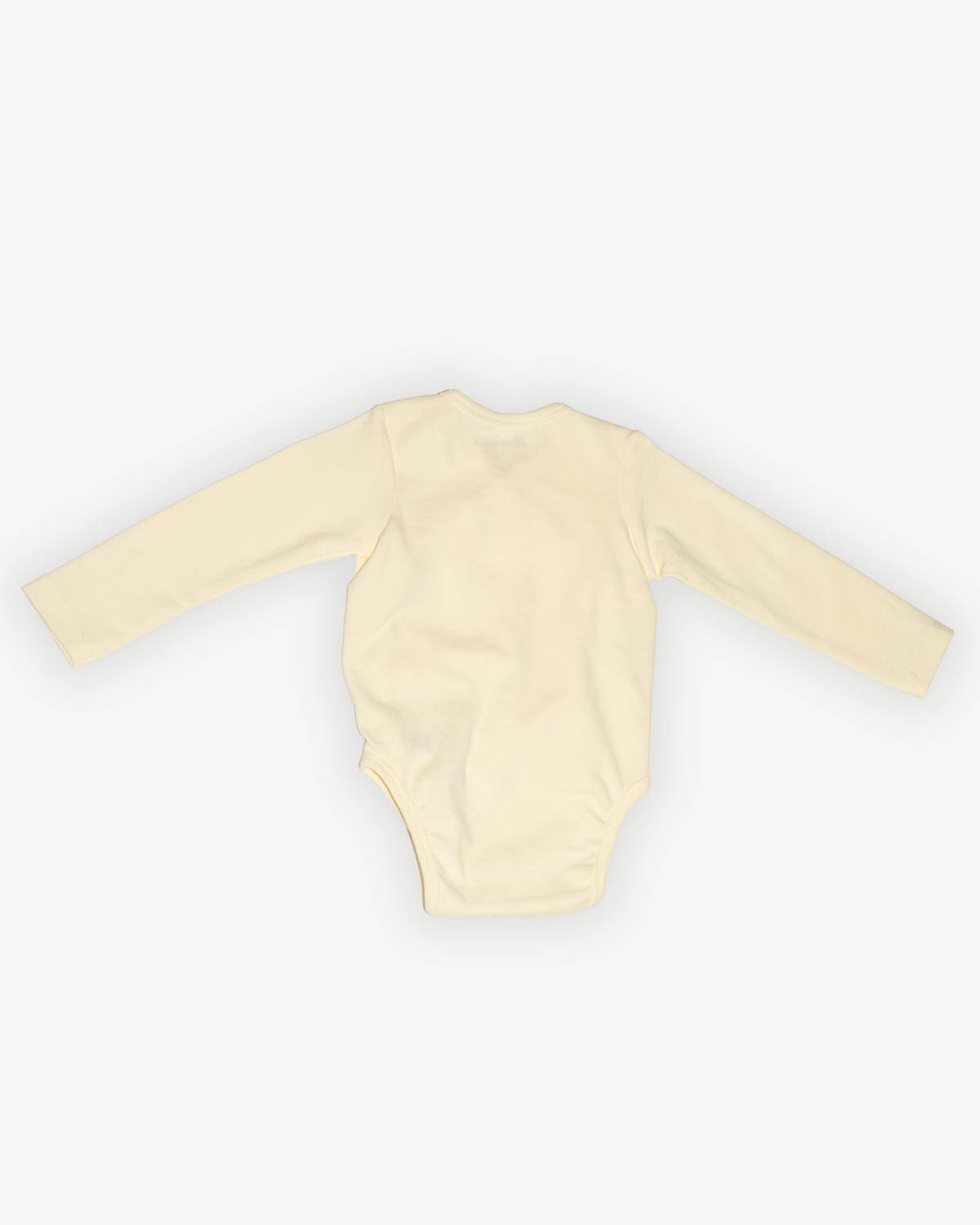 de achterkant van de butter yellow wrap bodysuit van besito baby