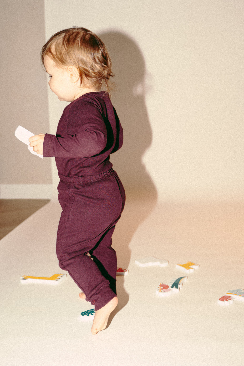staande baby met de chocolate bordeaux aan 