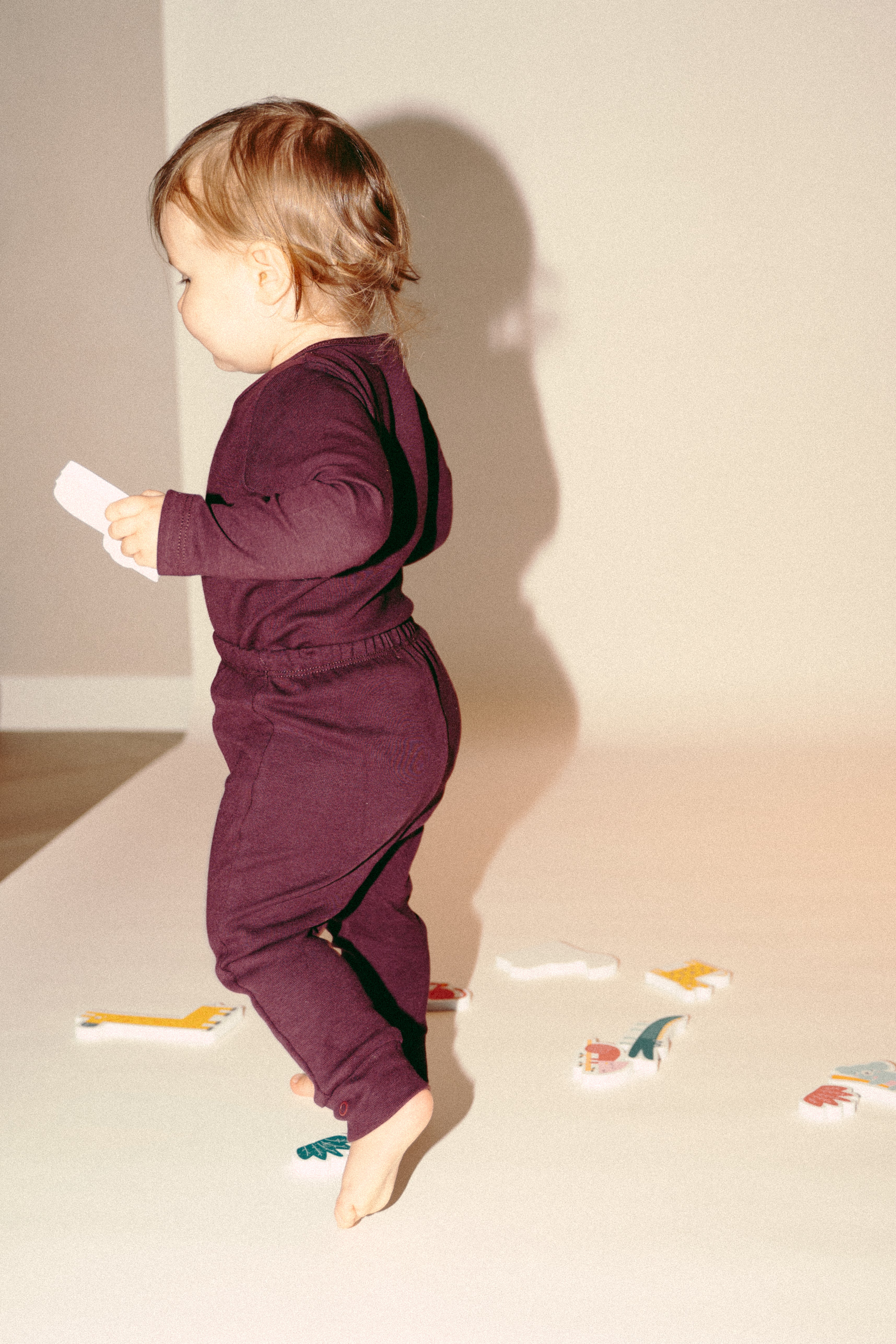 staande baby met de chocolate bordeaux aan 