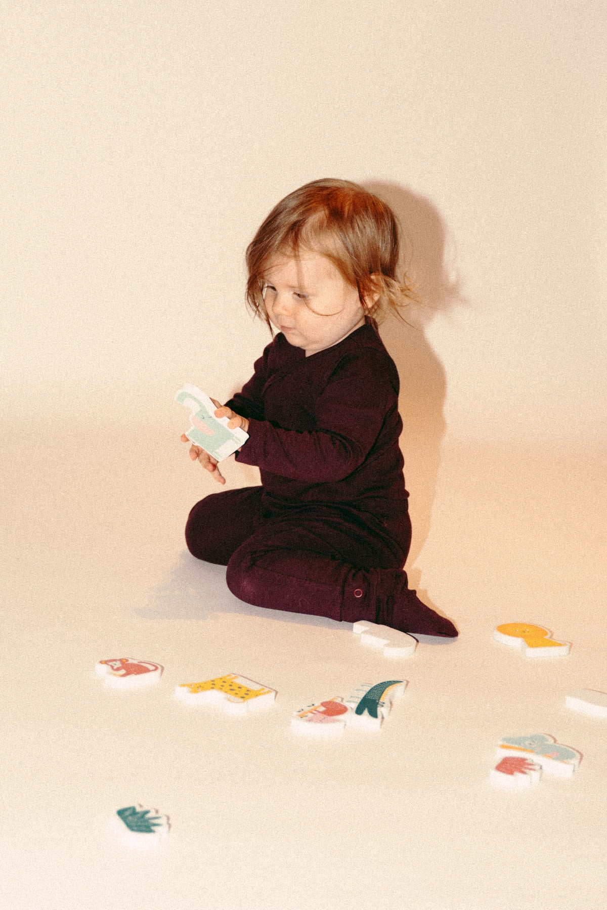 een baby die speelt in een outfit van besito baby