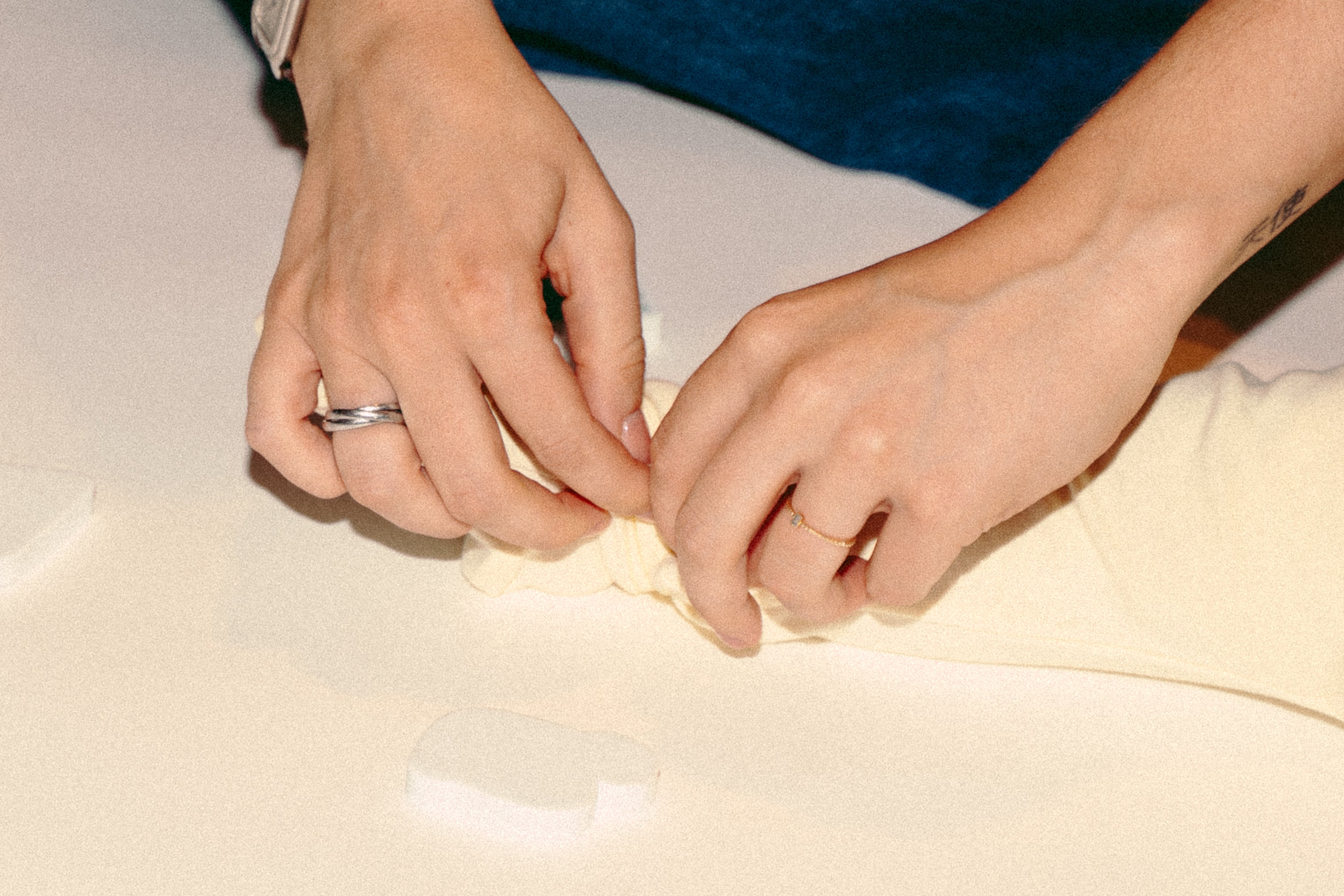 moeder die de sokjes aan doet bij de modulaire legging