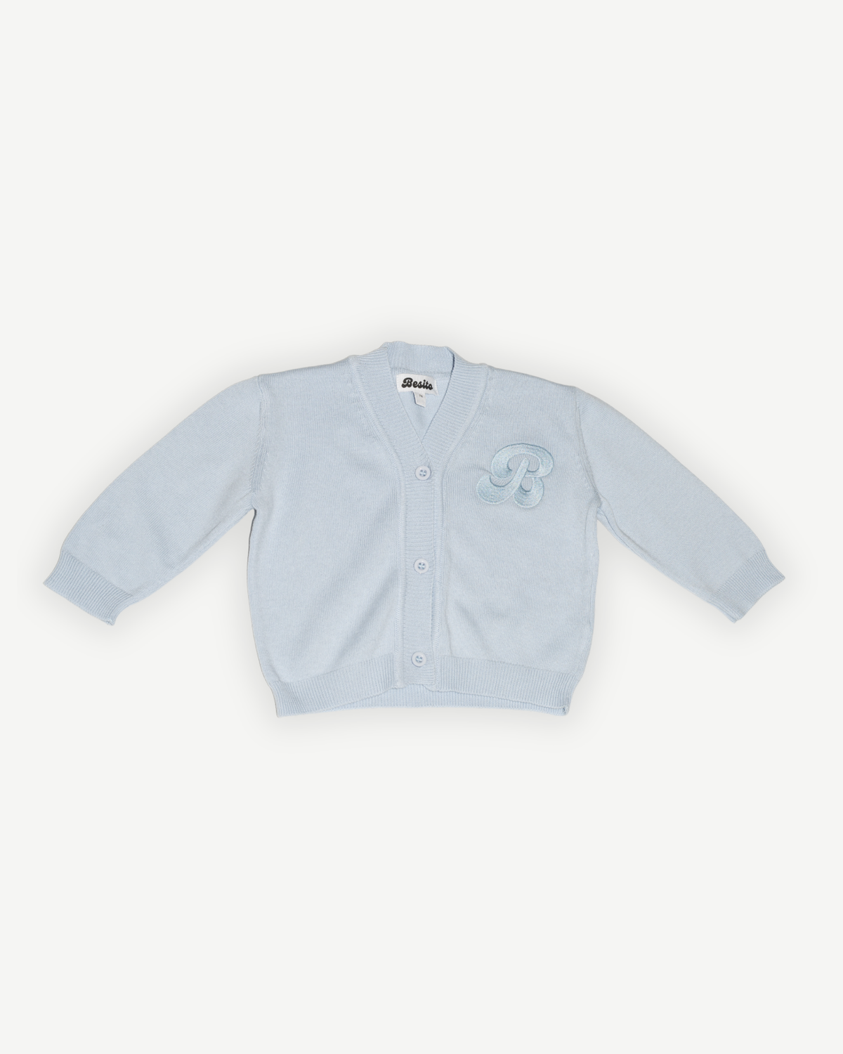 de voorkant van het merino wollen vestje van besito baby in blauw