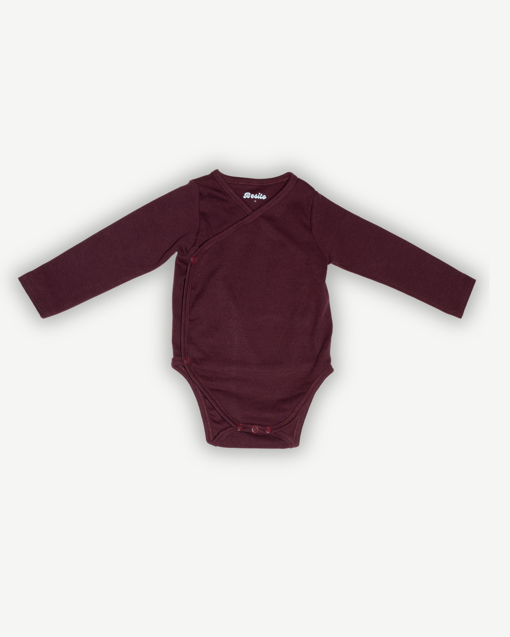 de voorkant van de overslag romper van besito baby in de kleur besito baby chocolate bordeaux
