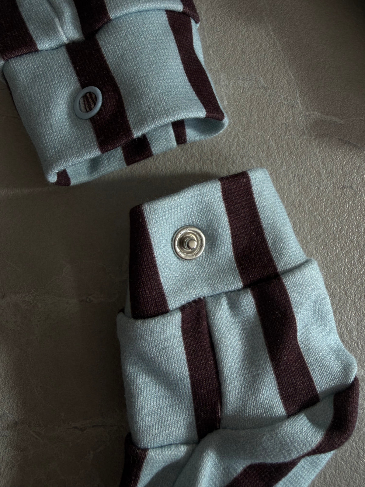 detailfoto van de babylegging met afneembare sokjes van besito baby in de print baby blue stripes