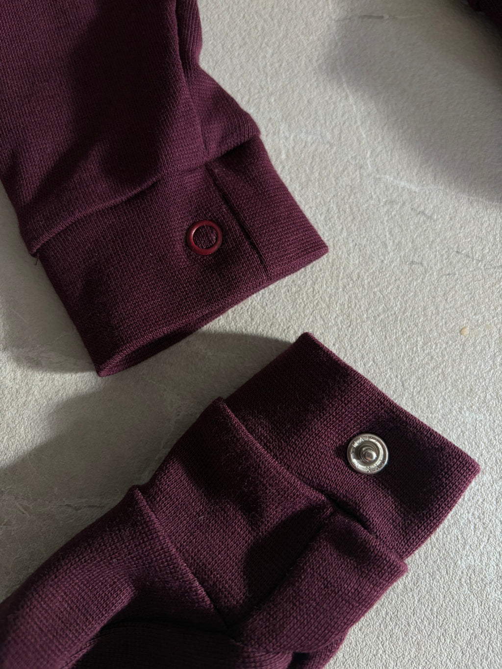 een detailfoto van de legging met afneembare sokjes van Besito Baby in een chocolate bordeaux kleur