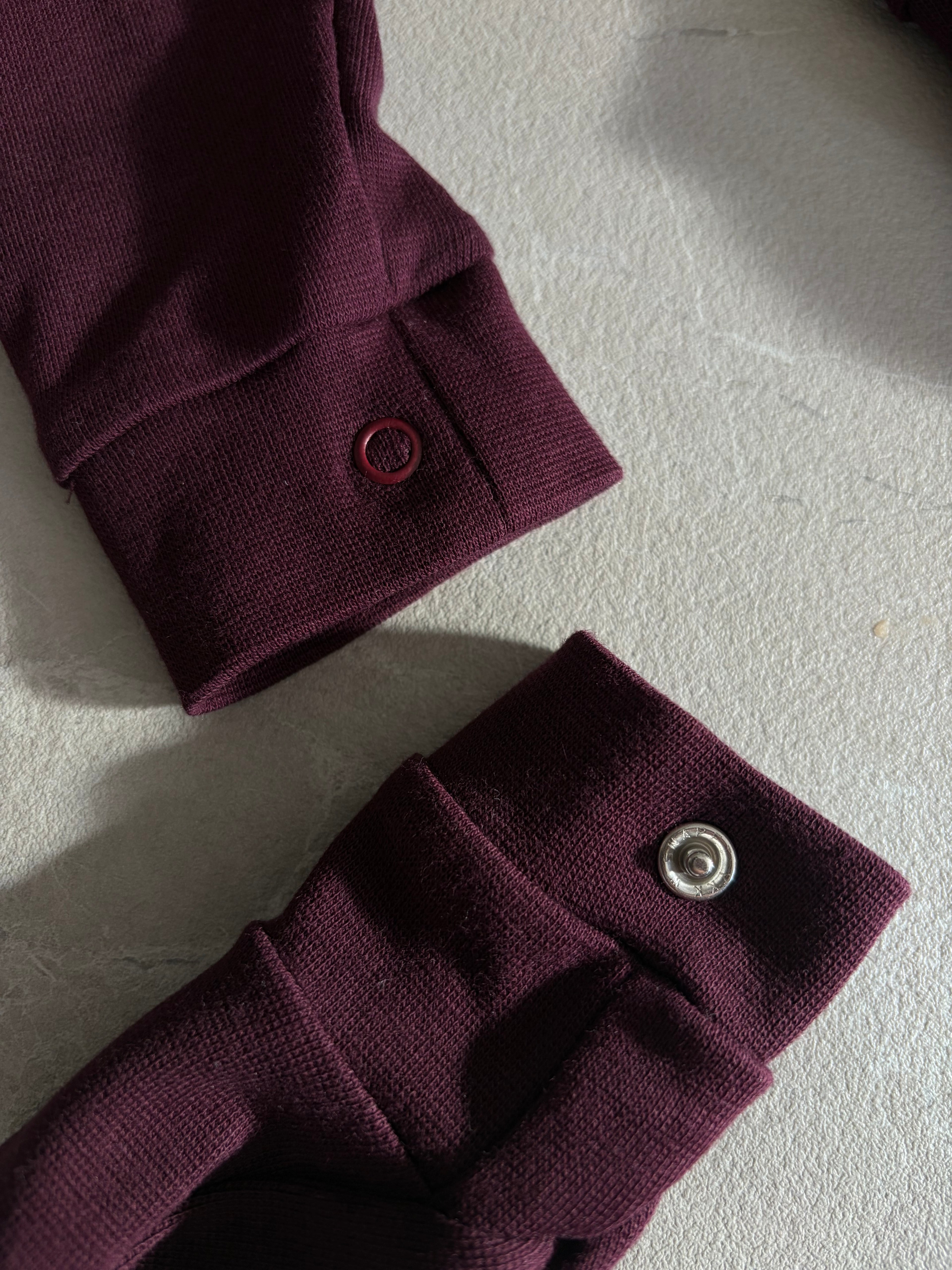 een detailfoto van de legging met afneembare sokjes van Besito Baby in een chocolate bordeaux kleur