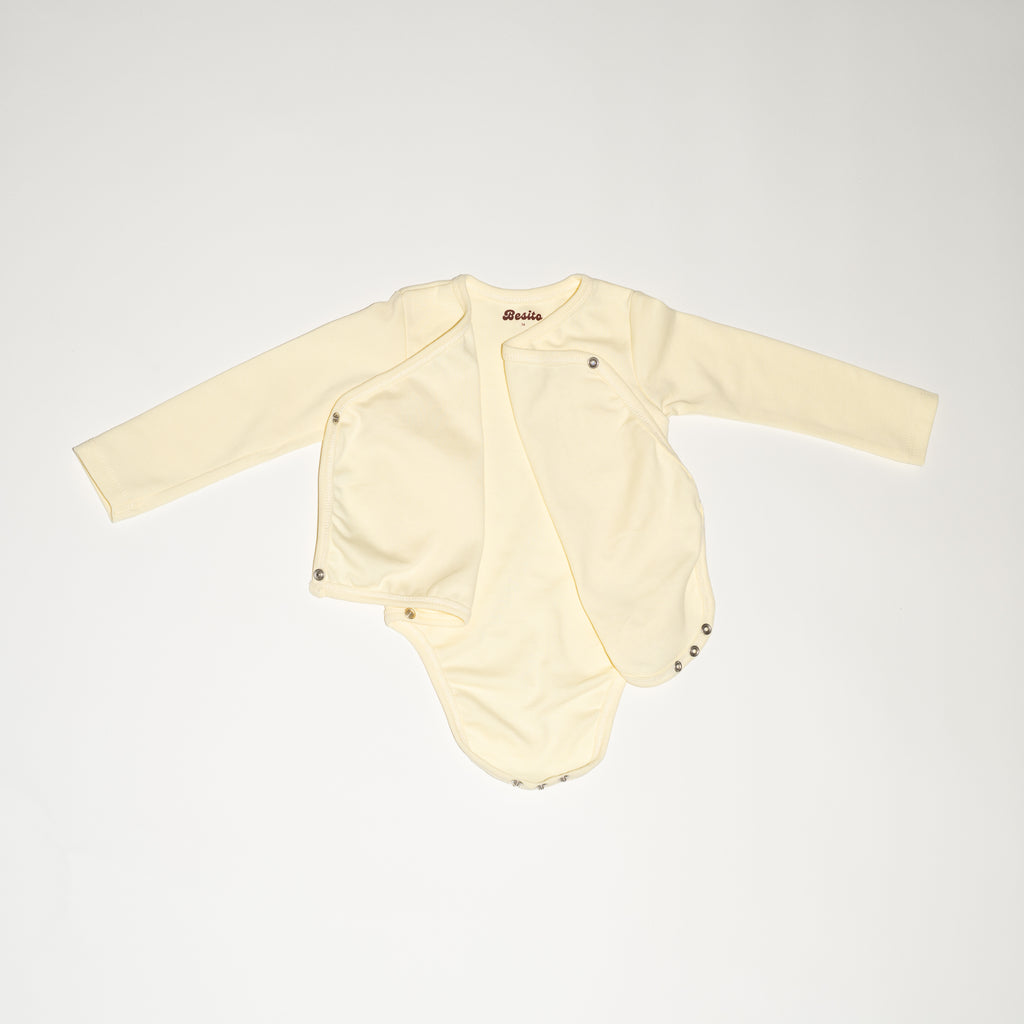 detail foto van de wrap bodysuit in butter yellow van besito baby