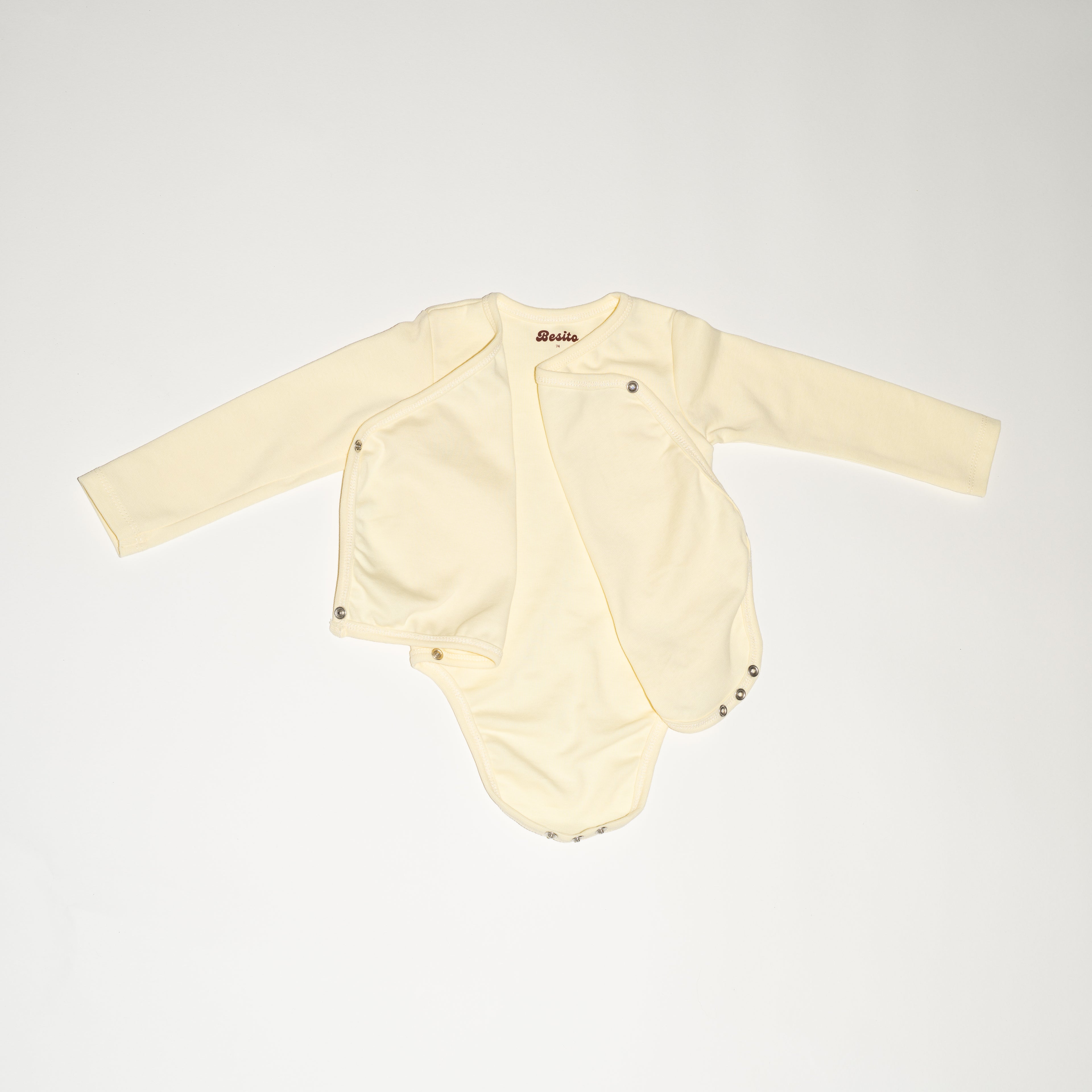 detail foto van de wrap bodysuit in butter yellow van besito baby