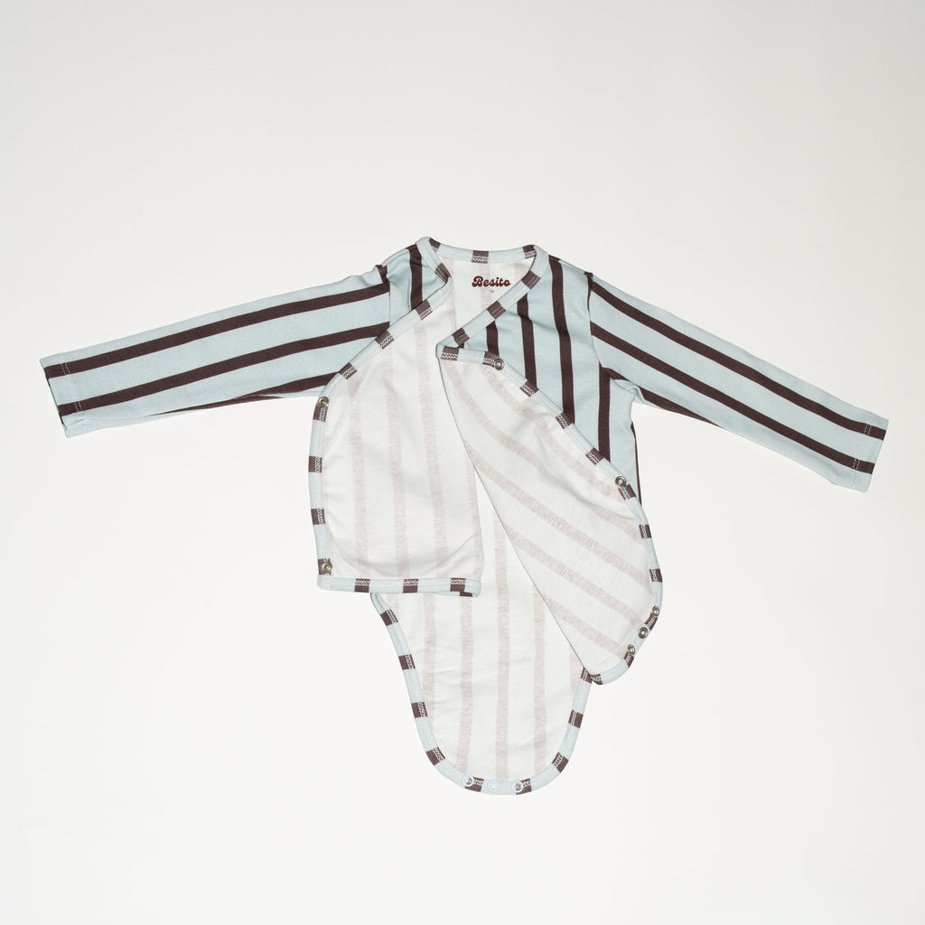 een detailfoto van de wrap bodysuit in baby blue stripe