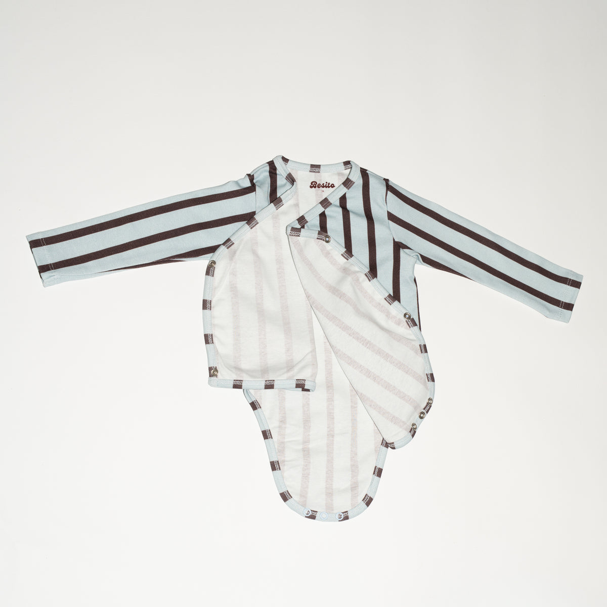 een detailfoto van de wrap bodysuit in baby blue stripe