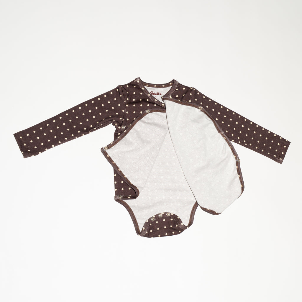 een detailfoto van de wrap bodysuit in polka dot van besito baby