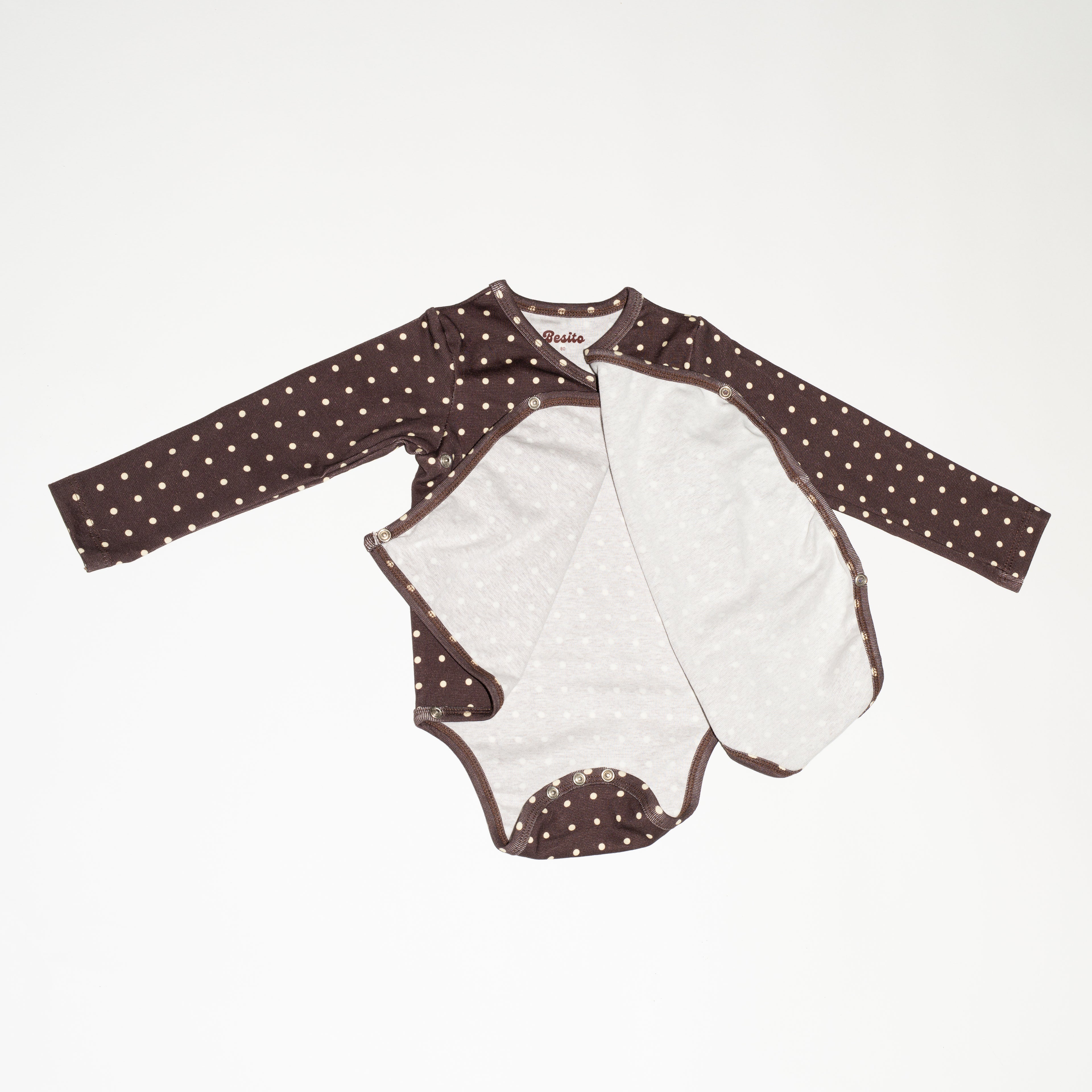 een detailfoto van de wrap bodysuit in polka dot van besito baby