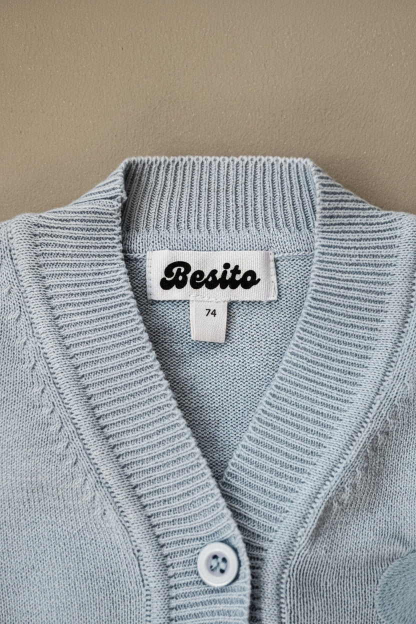 een detailfoto van het merino wollen vestje van besito baby in de kleur baby blue skies