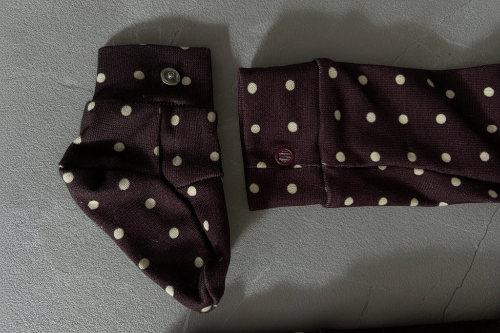 een detailfoto van de legging met afneembare sokjes van besito baby in de polka dot print