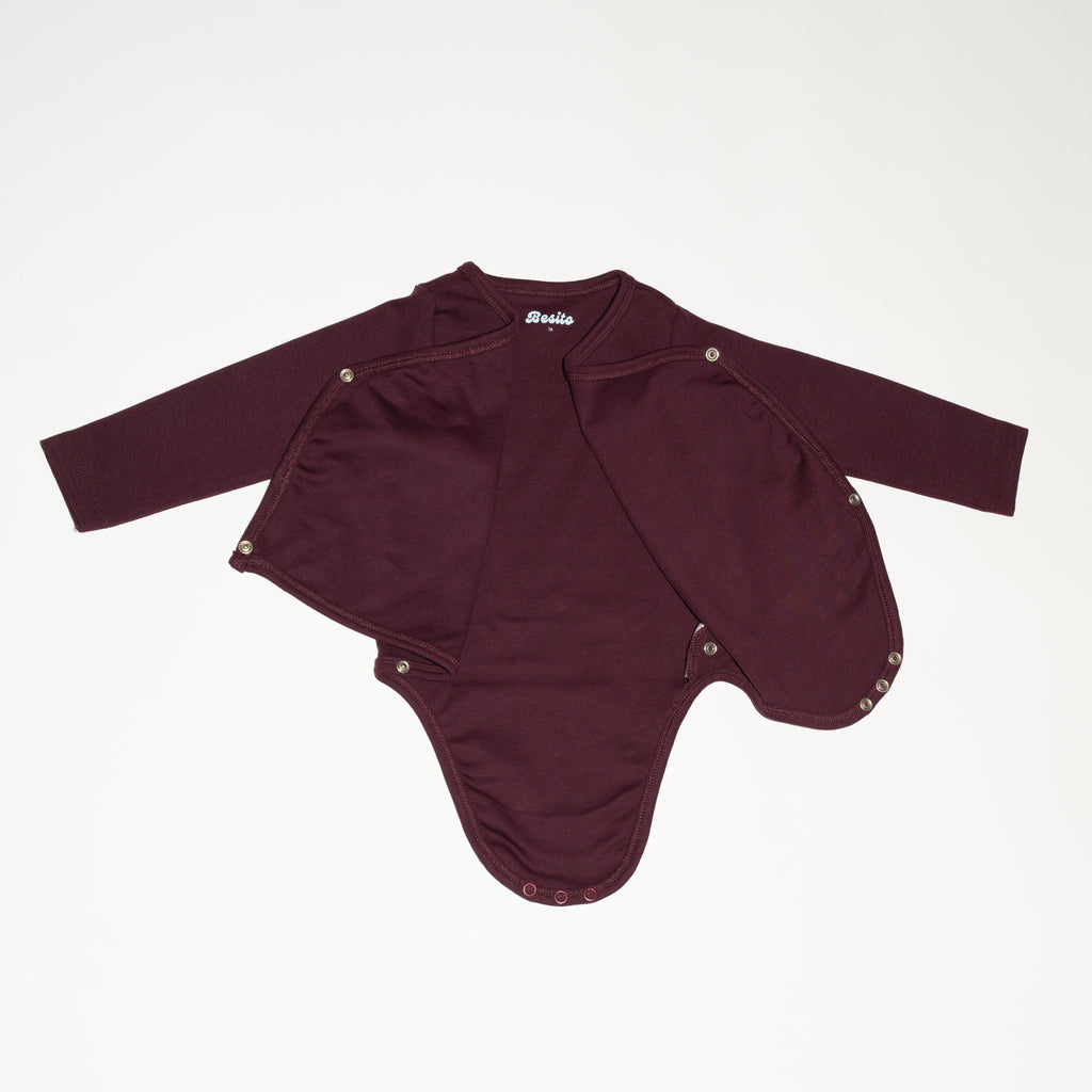 detailfoto van de chocolate bordeaux wrap bodysuit van besito baby