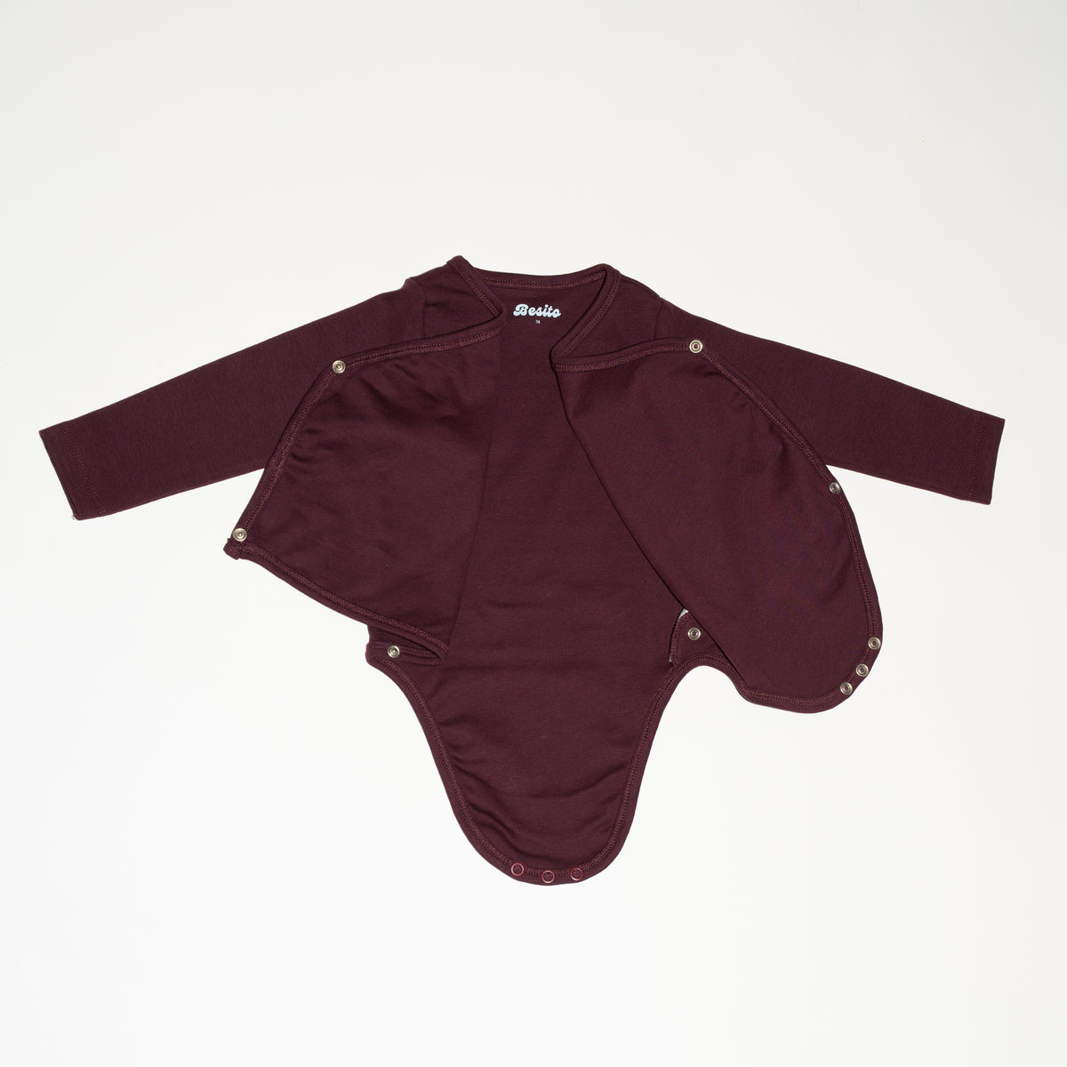 detailfoto van de chocolate bordeaux wrap bodysuit van besito baby