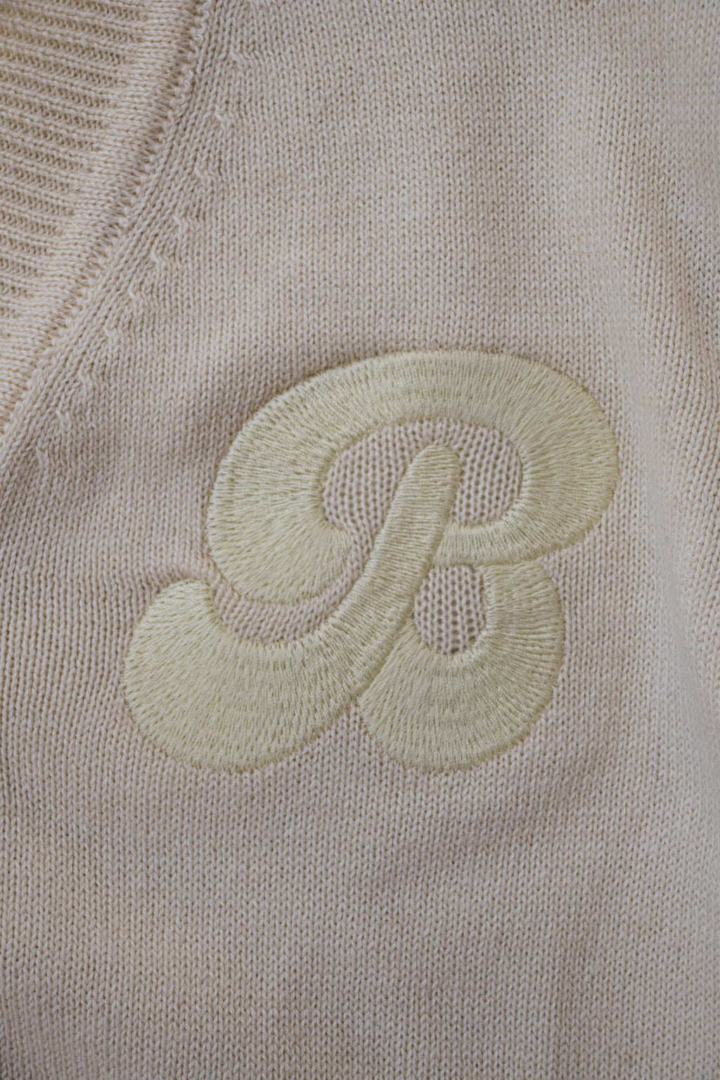 een detailfoto van het borduurwerk van besito baby in de kleur botergeel butter yellow