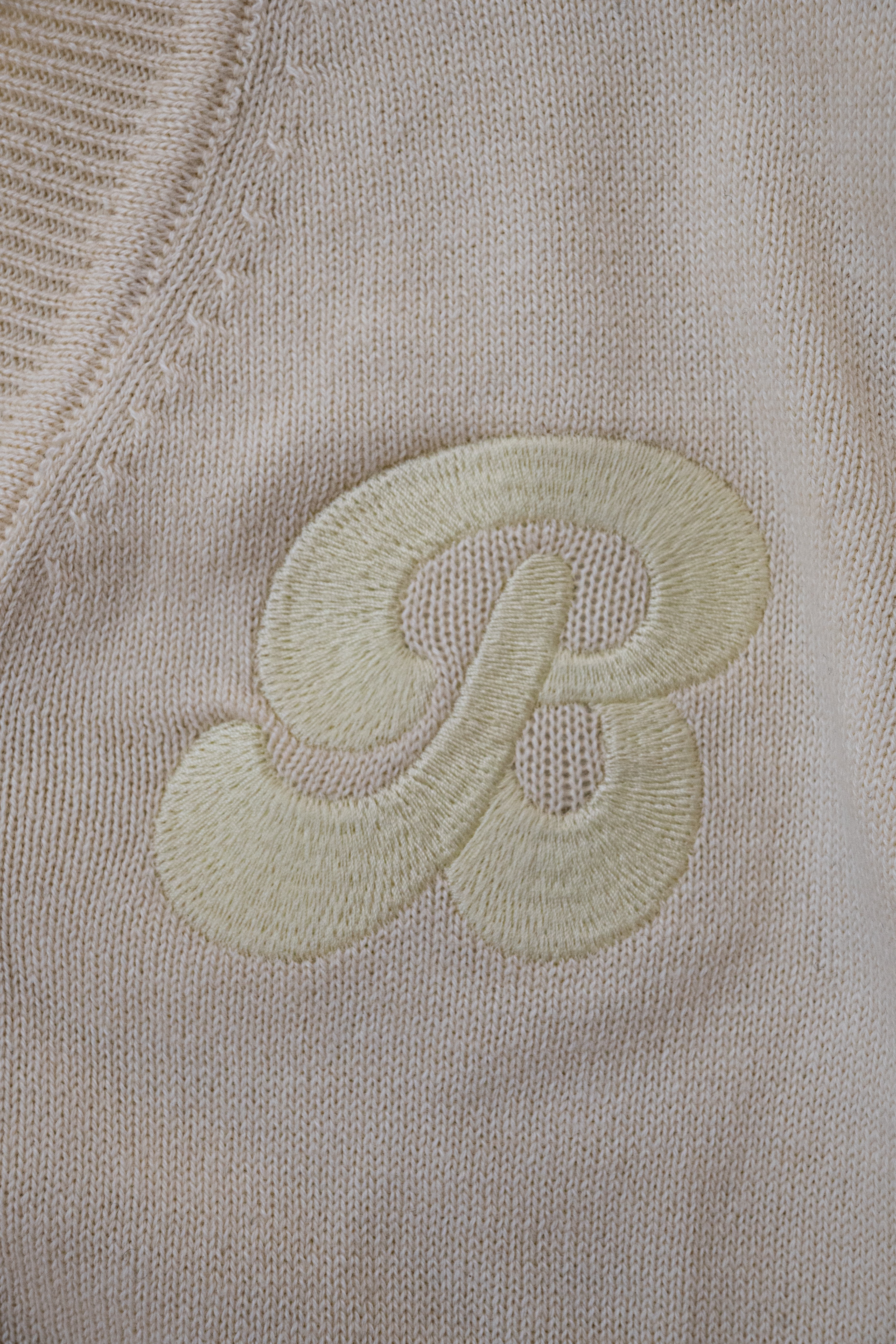 een detailfoto van het borduurwerk van besito baby in de kleur botergeel butter yellow