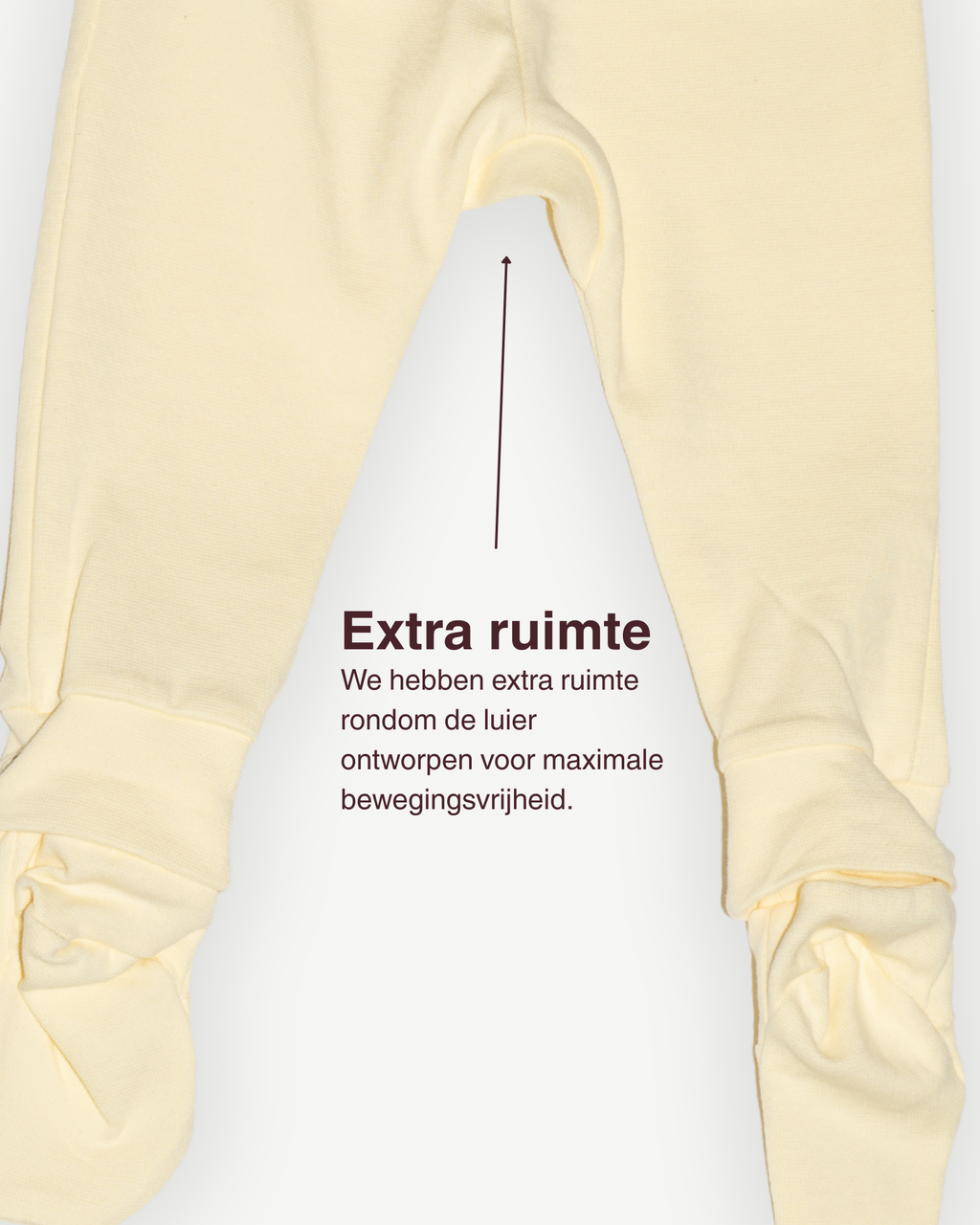 de extra ruimte rondom de luier voor de afneembare legging met sokjes van besito baby in de kleur butter yellow