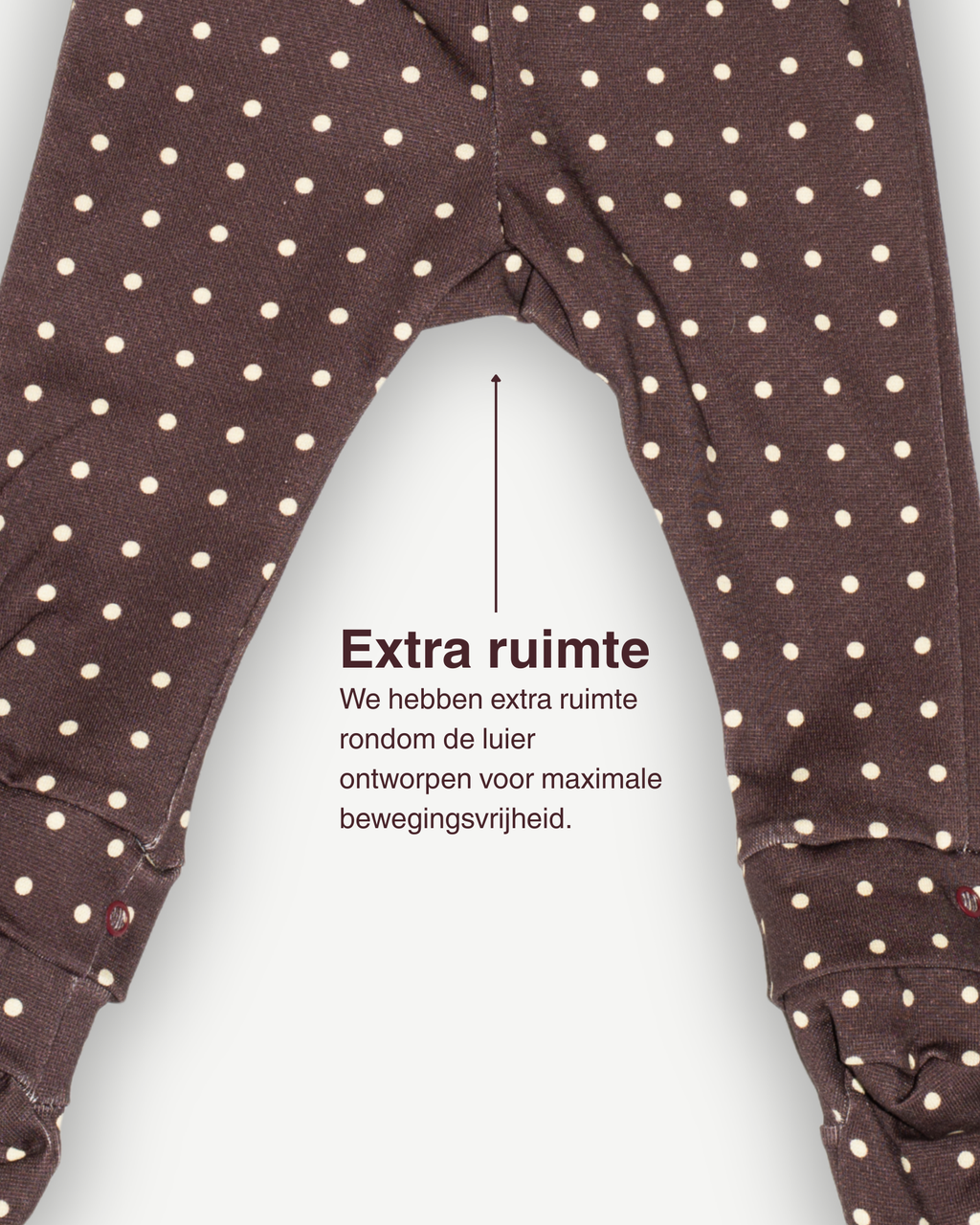 de extra ruimte rondom de luier voor de legging met afneembare sokjes besito baby in polka dot