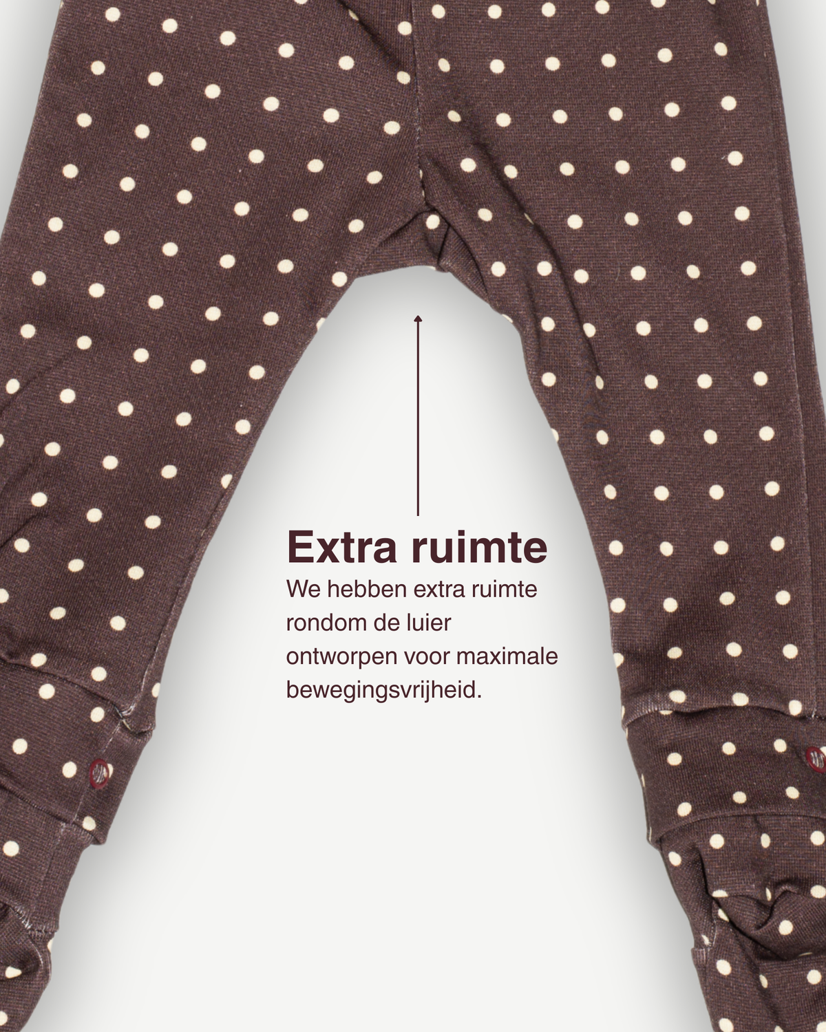 de extra ruimte rondom de luier voor de legging met afneembare sokjes besito baby in polka dot