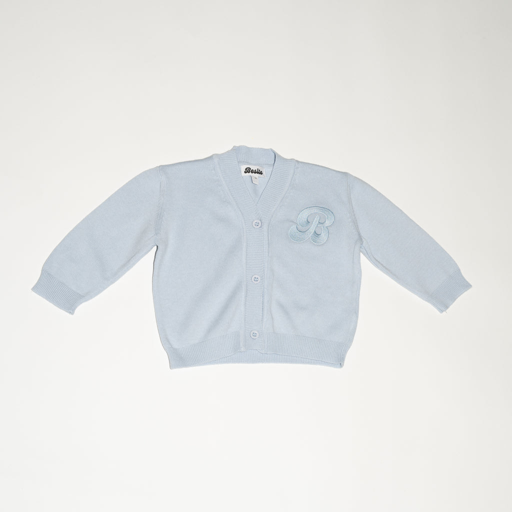 de voorkant van de perfect cardigan van merino wol van besito baby in de kleur baby blue skies