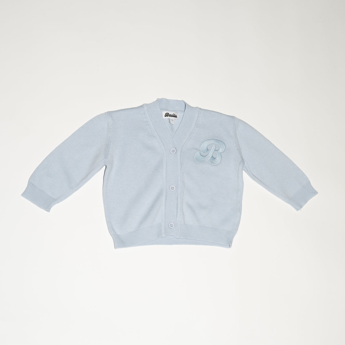 de voorkant van de perfect cardigan van merino wol van besito baby in de kleur baby blue skies