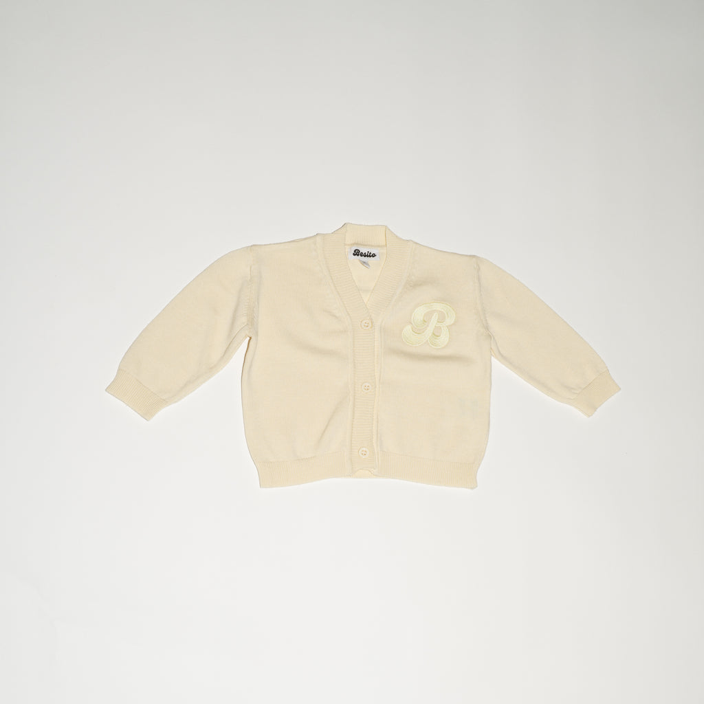 de voorkant van de perfect cardigan in butter yellow van merino wol van besito baby