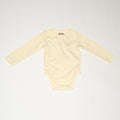 de voorkant van de wrap bodysuit van besito baby in de kleur butter yellow