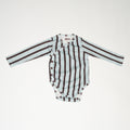de voorkant van de wrap bodysuit van besito baby in baby blue stripe