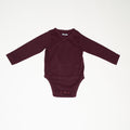 de voorkant van de wrap bodysuit in chocolate bordeaux van besito baby