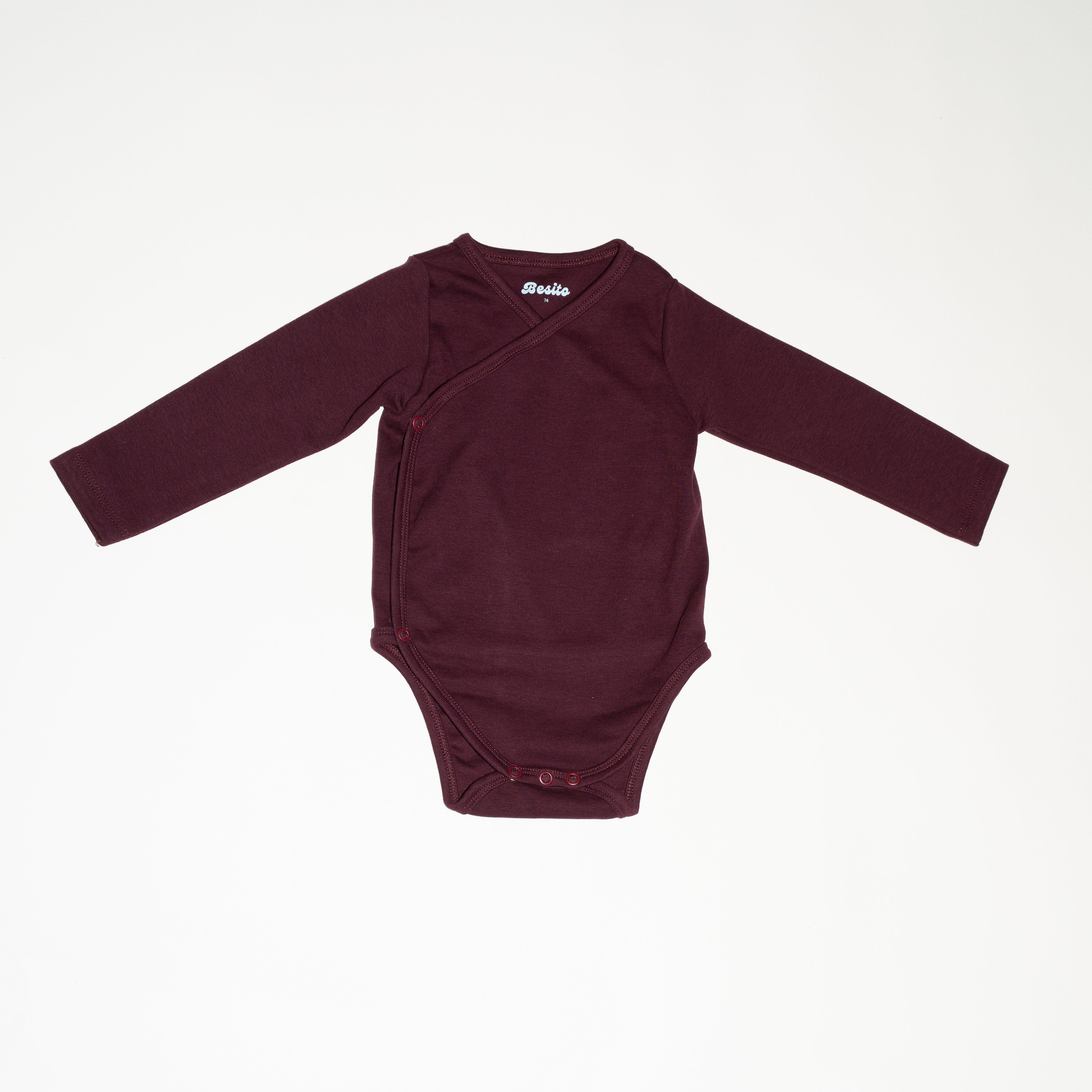 de voorkant van de wrap bodysuit in chocolate bordeaux van besito baby