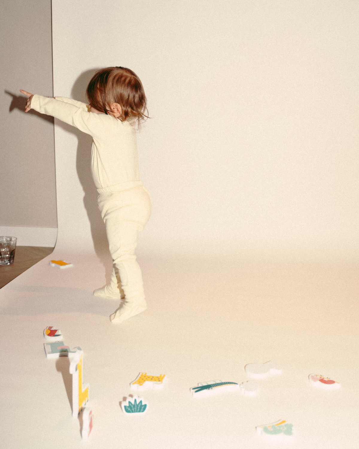 een lifestyle beeld voor de producten met een baby die butter yellow aan heeft