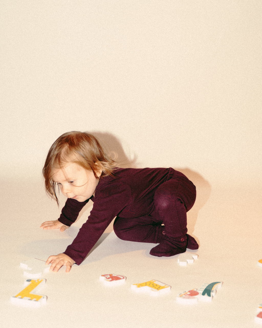 een lifestyle beeld van maxime die de burgundy set heeft 