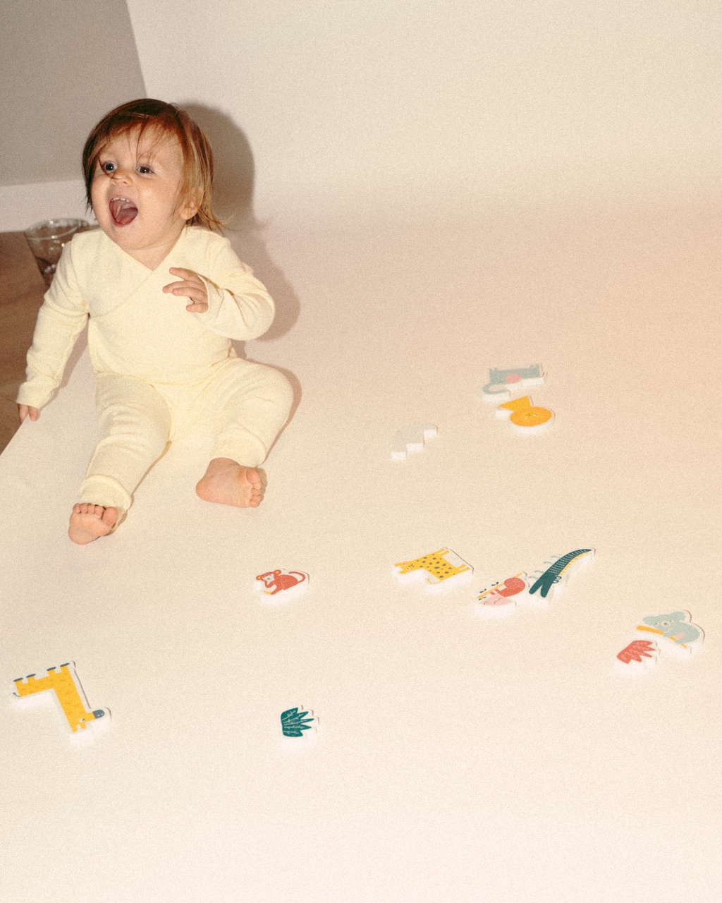 een lifestyle foto van maxime die de butter yellow overslag romper draagt