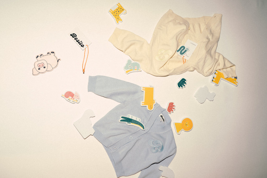 een chaotische foto van de vestjes van besito baby gemaakt van merino wol