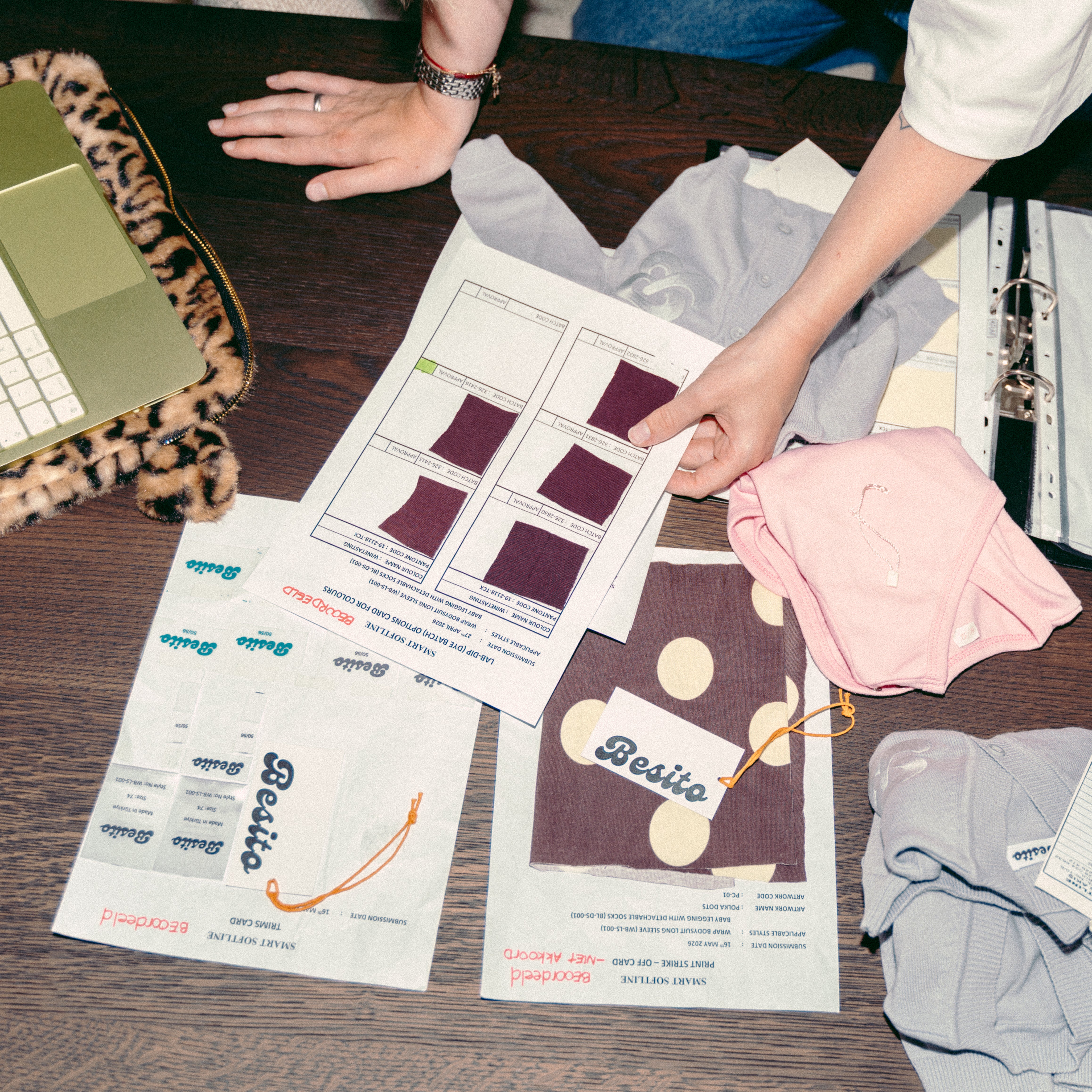 een tafel vol met samples en producten besito baby