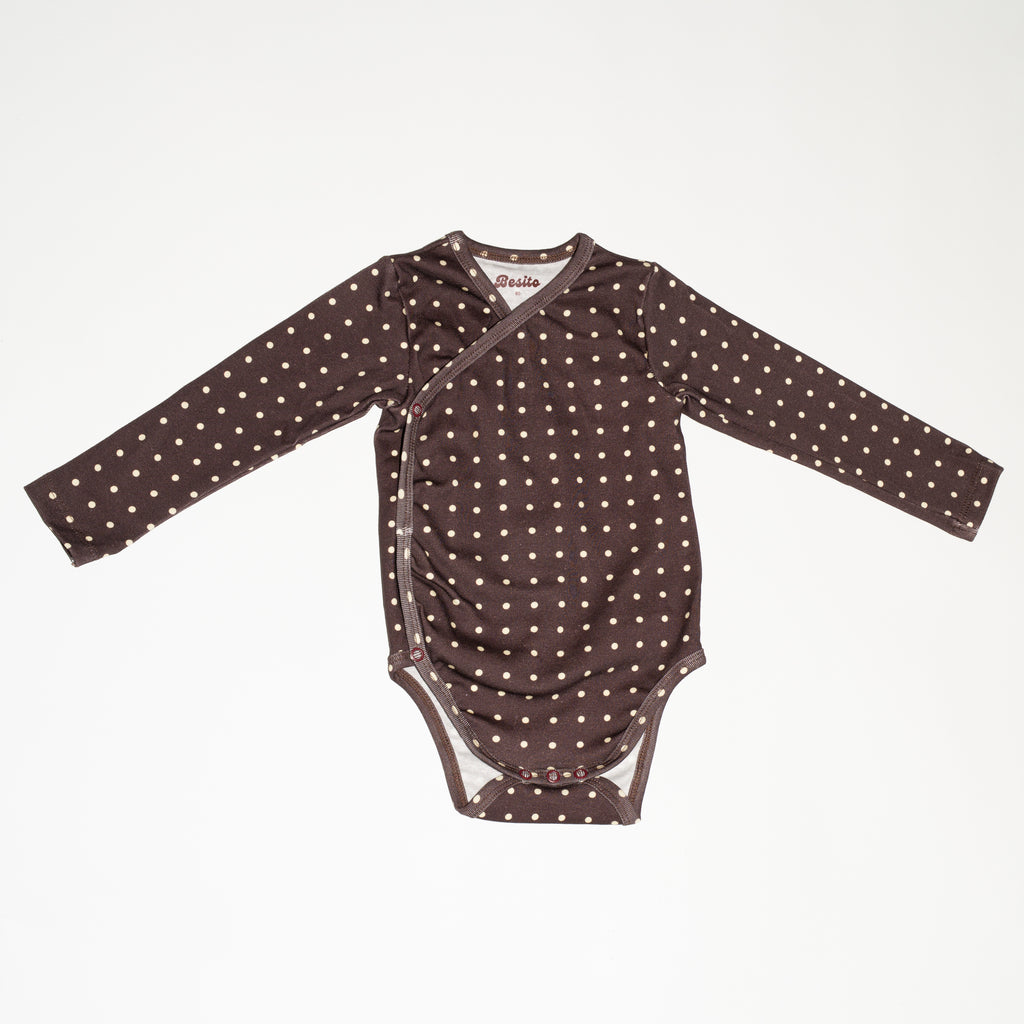 de voorkant van de polkadot wrap bodysuit van besito baby 